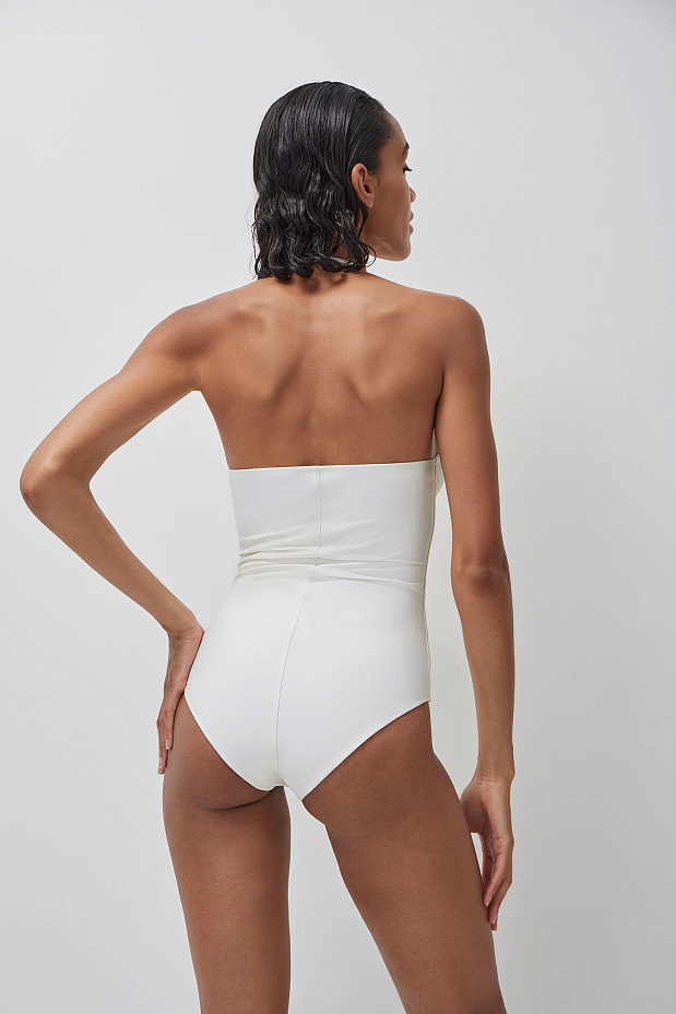 Сплошной купальник-бандо на косточках (молочный)