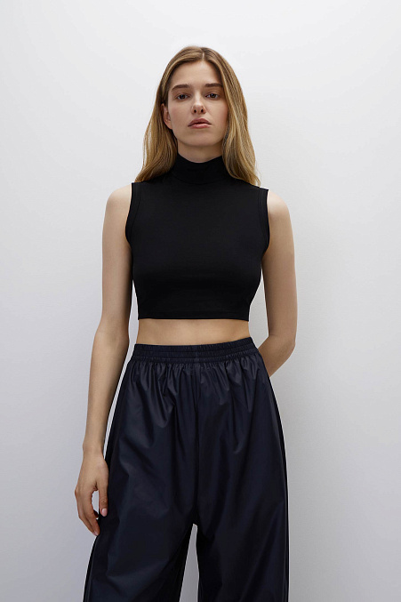 Укороченный топ без рукавов с воротником-стойкой (черный)