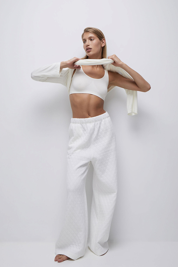 Брюки из фактурного объемного трикотажа (пломбир)