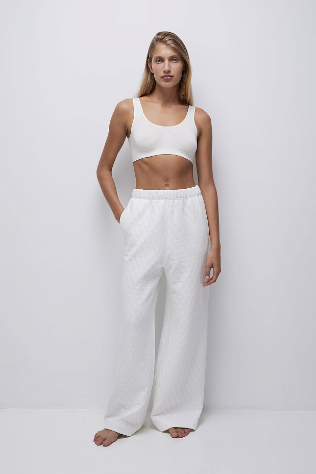 Брюки из фактурного объемного трикотажа (пломбир)