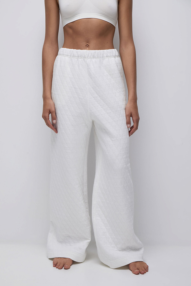 Брюки из фактурного объемного трикотажа (пломбир)