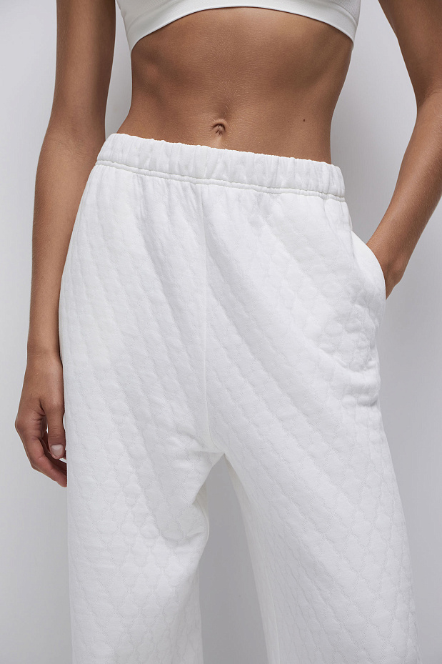 Брюки из фактурного объемного трикотажа (пломбир)