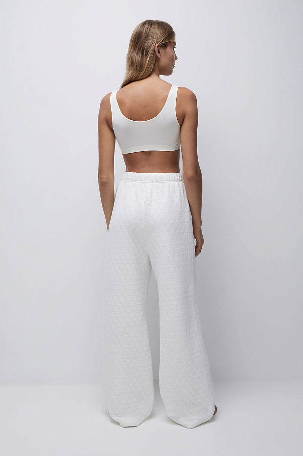 Брюки из фактурного объемного трикотажа (пломбир)