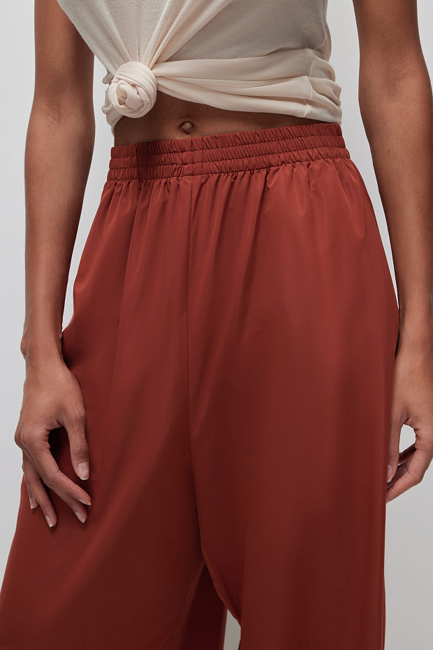 Брюки свободные из гладкой ткани с карманами (терракотовый)