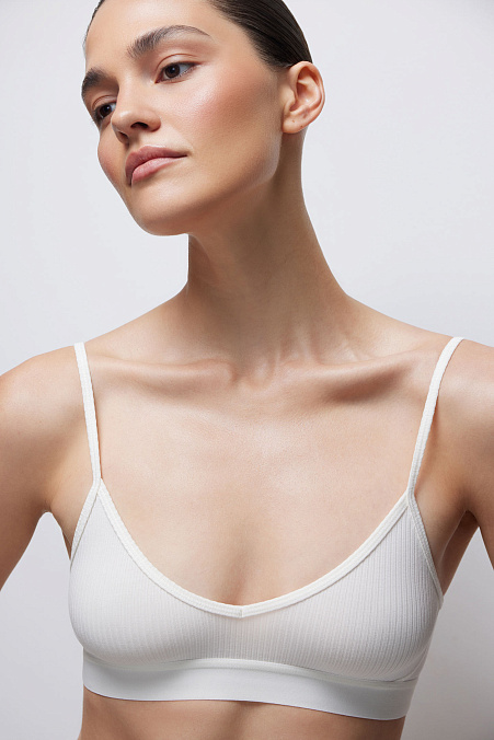 Топ на тонких регулируемых бретелях из хлопка в рубчик пломбир