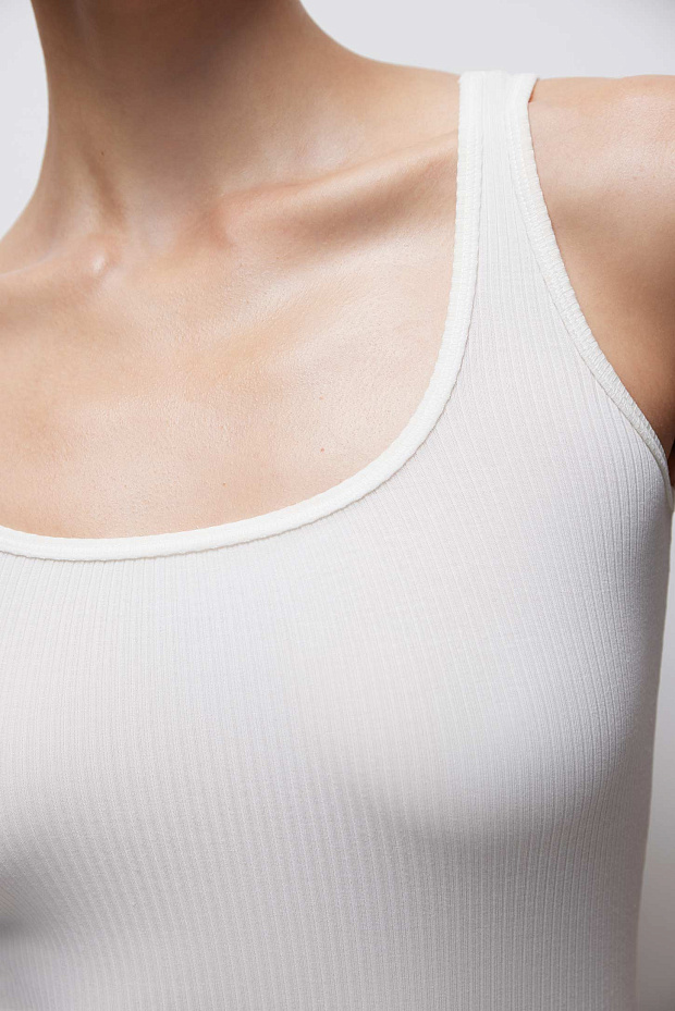 Майка на широких бретелях их хлопка в рубчик (пломбир)