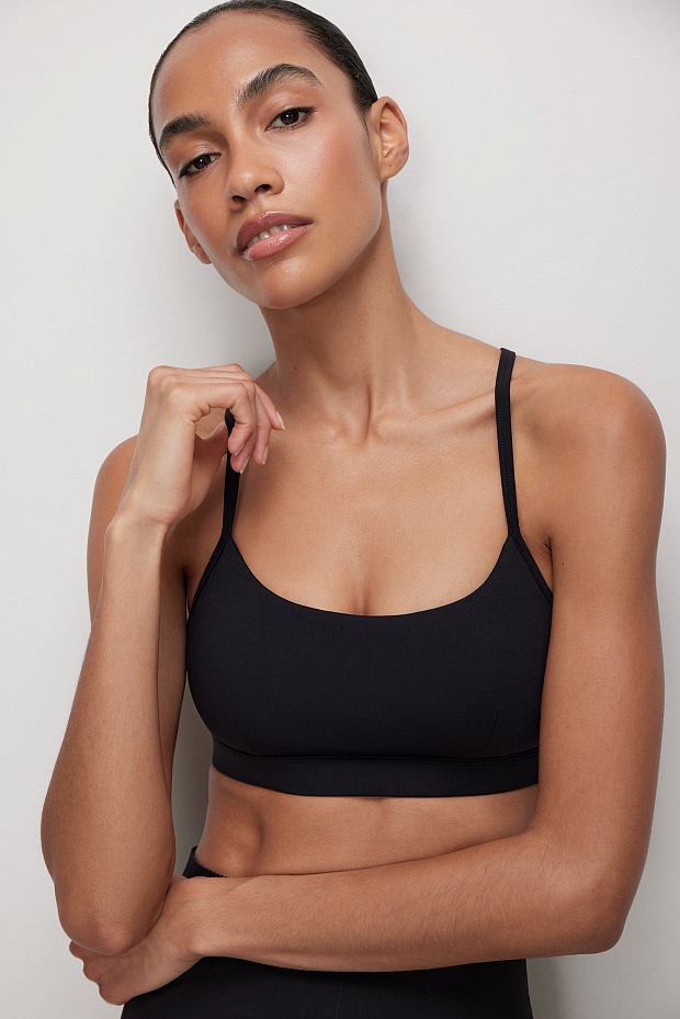 Топ на тонких бретелях (черный)