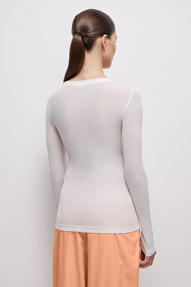 Лонгслив прилегающего силуэта (молочный)