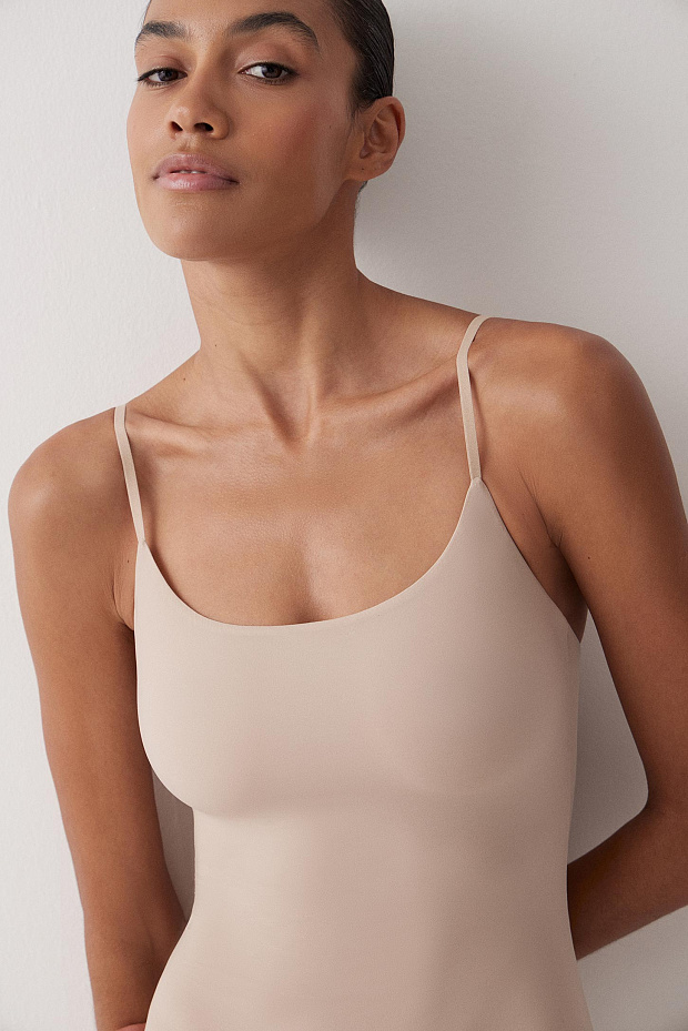 Боди на тонких бретелях (нюдовый)