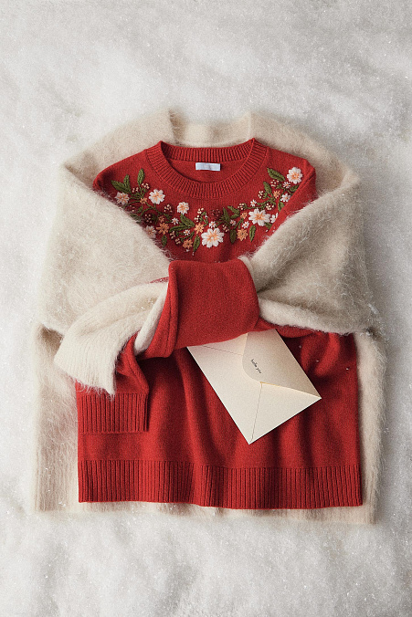 Джемпер с вышивкой (красный)