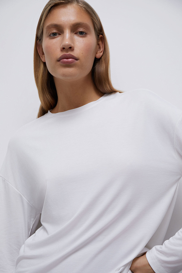 Лонгслив оверсайз со спущенной линией плеча (молочный)