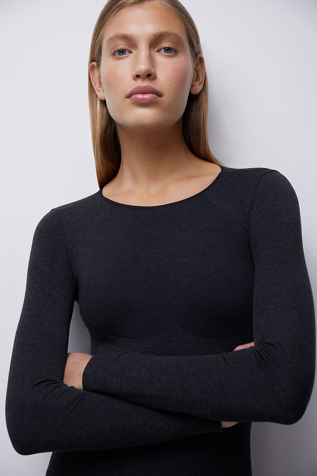 Лонгслив с фигурной анатомической вязкой (черный меланж)