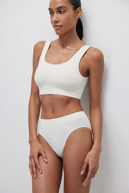 Топ на широких бретелях с чашкой-вкладышем (пломбир)